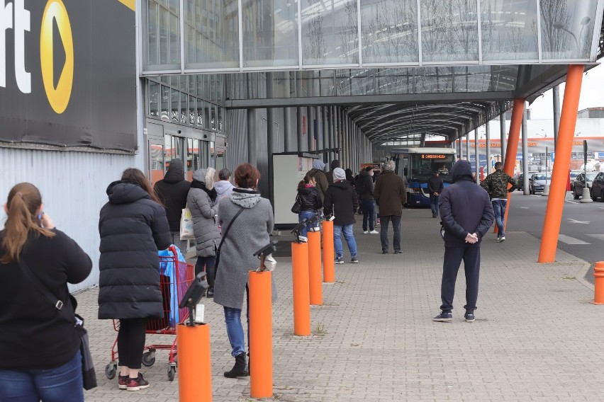 Koronawirus Łódź. Długie kolejki do marketów. Mimo koronawirusa, łodzianie poszli na zakupy. Stosują się do zasad? ZDJĘCIA