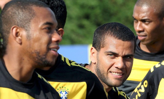 Robinho (z lewej) i Dani Alves (w środku) – rówieśnicy i koledzy z reprezentacji Brazylii oskarżeni o gwałt w nocnym klubie