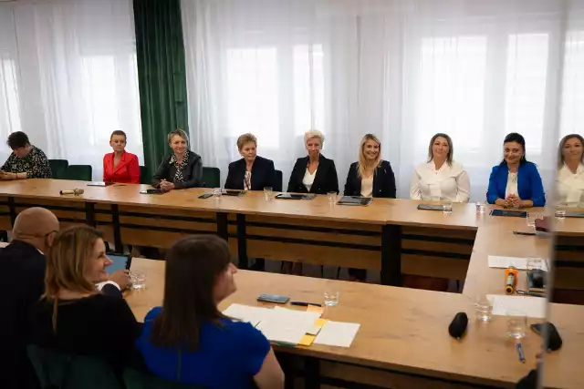 Radni gminy Bejsce podczas inauguracyjnego posiedzenia rady nowej kadencji. Zobacz wszystkich radnych na kolejnych zdjęciach.