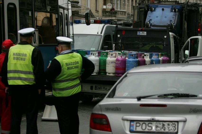 Wypadek na Piastowskiej. Ciężarówka z butlami gazowymi zderzyła się z tramwajem