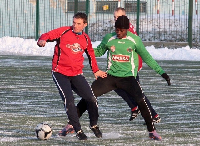 Paweł Jakóbiak (w czerwonej koszulce) został nowym piłkarzem Pilicy Białobrzegi.