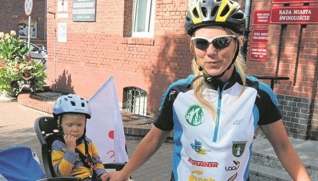 Magdalena Stużyńska ze Śląska i jej 3-letni syn Bryan na metę w Piaskach planują dotrzeć 21 września 