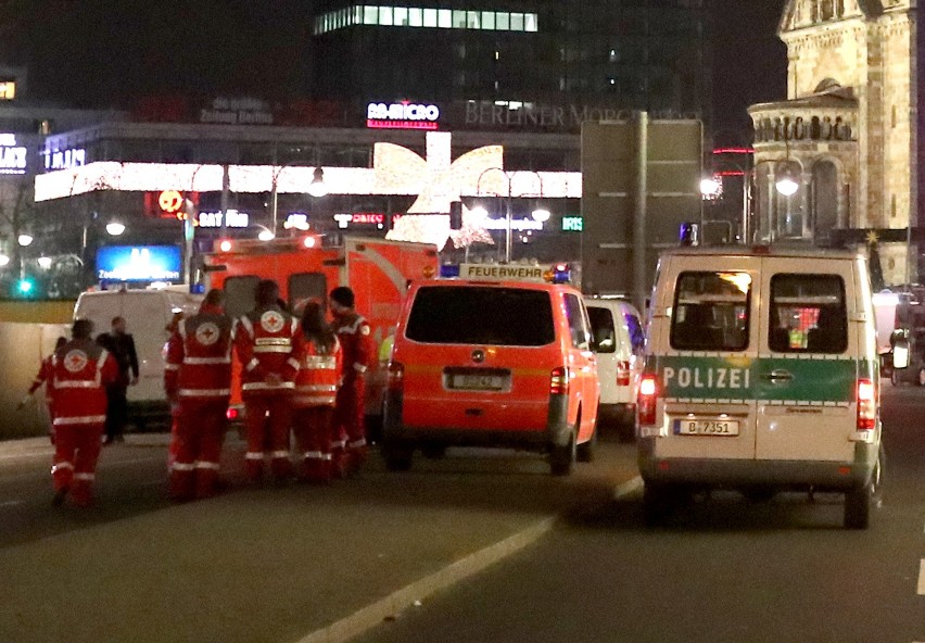 Niemcy: Zamach na Breitscheidplatz w Berlinie. Ciężarówka wjechała w ludzi na jarmarku świątecznym