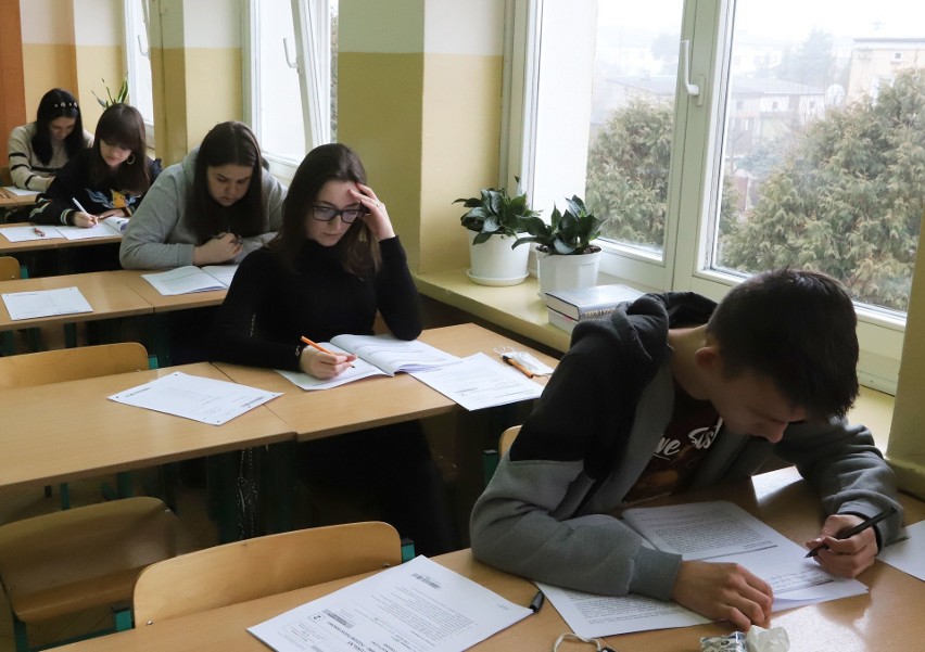 Próbna matura 2021 w powiecie białobrzeskim. Uczniowie pisali egzamin i cieszyli się ze spotkania