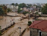 Ulewne opady deszczu i powodzie nawiedzają Europę. Fatalna sytuacja w Grecji. Są ofiary - WIDEO