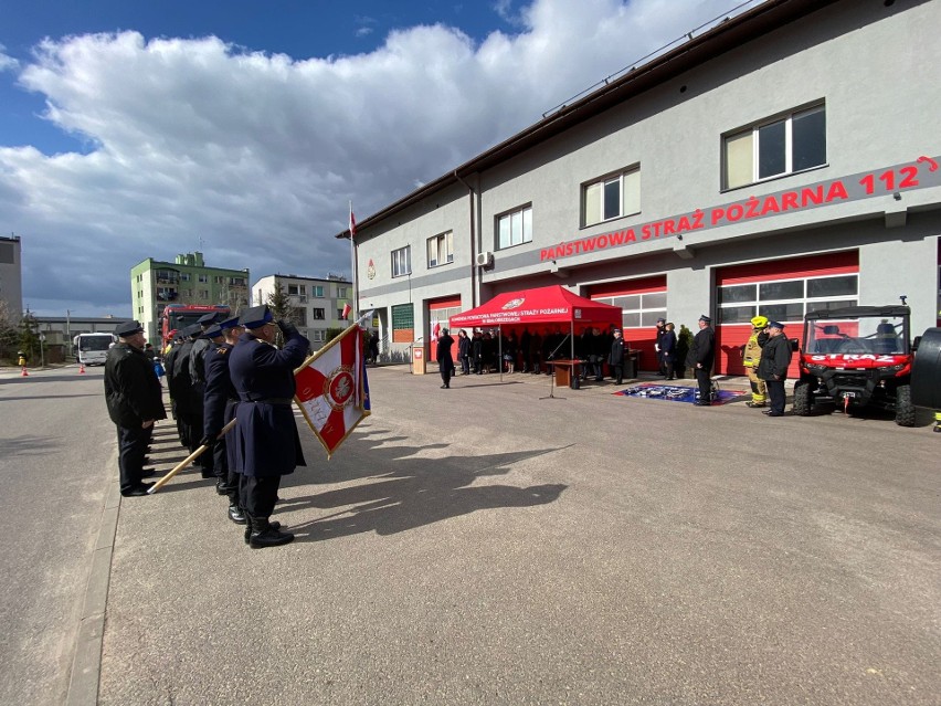 Strażacy z powiatów białobrzeskiego i grójeckiego dostali nowy sprzęt. Uroczyste przekazanie odbyło się podczas apelu w Białobrzegach