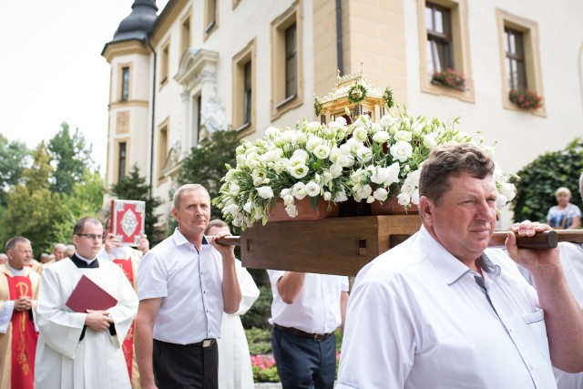 Podczas odpustu w procesji przynosi się relikwie świętego Jacka.