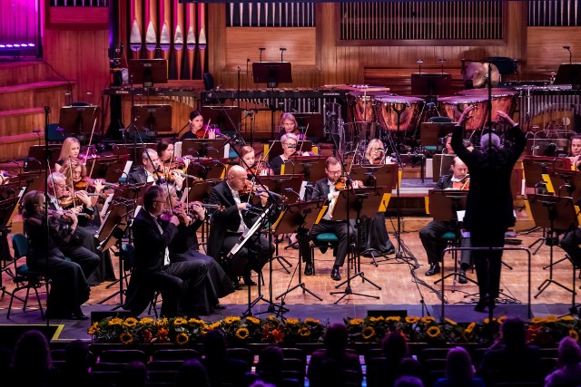 Piątkowy (30.10.) koncert pt. „Pamiętajmy”, podczas którego zabrzmi „Requiem” Mozarta, ma być transmitowany na kanale YouTube Filharmonii Pomorskiej od godz. 19