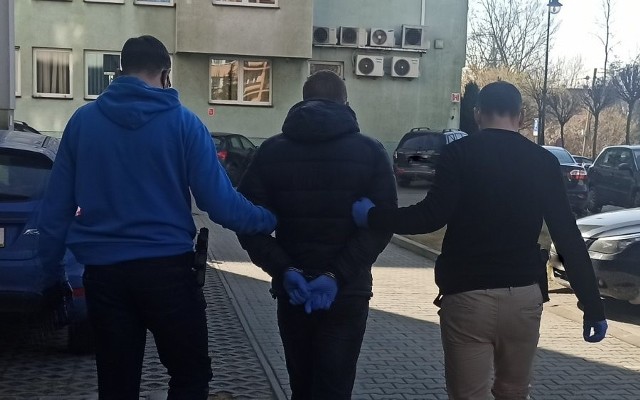 Podejrzany został zatrzymany bezpośrednio przed drzwiami mieszkania zgłaszającej oraz jej małoletniej córki. Okazał się nim 33-latek z powiatu hrubieszowskiego