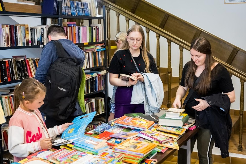 W trakcie kiermaszu w gmachu Biblioteki Głównej przy Starym...