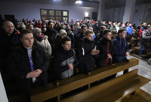 Nocna Droga Krzyżowa rozpoczęła się mszą świętą w kościele Najświętszej Marii Panny Matki Kościoła w Kielcach-Dąbrowie.