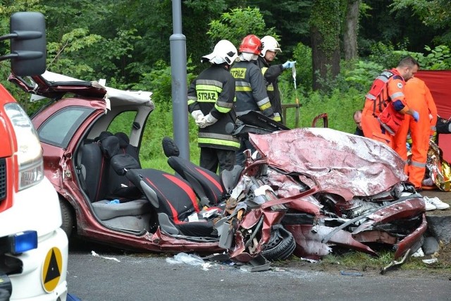 Dramatyczny wypadek w Rudach. 18-letni kierowca stracił panowanie nad corsą na DW 919, uderzył w drzewo, a na koniec w ciężarówkę. Do szpitala trafiły w sumie cztery młode osoby podróżujące osobówką.