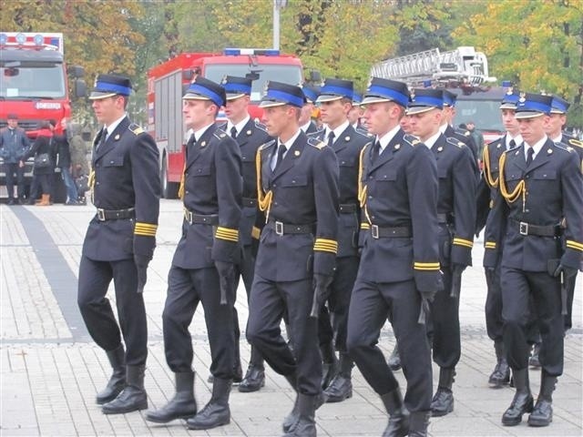 Defilada i ślubowanie strażaków w Częstochowie. Towarzyszyły...