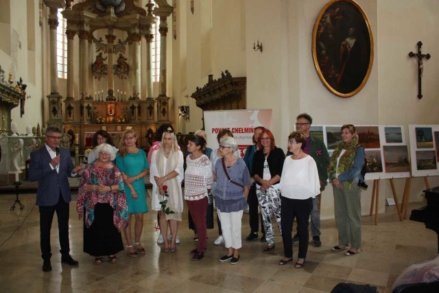 Wystawą zakończył się IX Ogólnopolski Plener Malarski w powiecie. Prace wyeksponowane zostały w  kościele pw. śś. Piotra i Pawła, a wystawę otworzył starosta Zdzisław Gamański.  Plener ph. „Nowe odsłony pejzażu powiatu chełmińskiego” organizowany był przez Starostwo Powiatowe w Chełmnie wraz z gminą Chełmno. Gościło tu 17 artystów z: Pionek, Radomia, Warszawy, Kraśnika, Wrocławia, Wejherowa, Zielonej Góry, Sanoka, Gdyni i Chełmna.  Stworzyli 130 prac ukazujących urozmaicony krajobraz architektury powiatu, jego otoczenie, okolice, jeziora, wzgórza i wsie. Komisarzem pleneru była chełmińska malarka Jadwiga Maj.  Zobacz także wideo: Pit 0 dla młodych