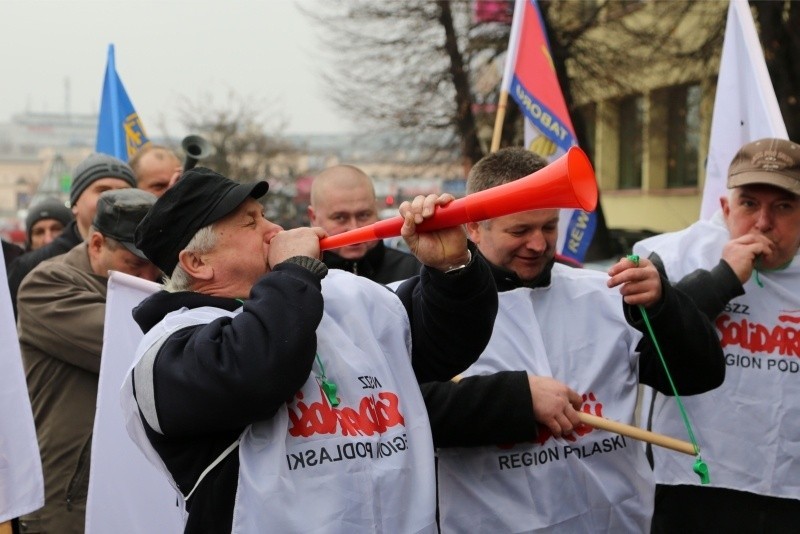 Urząd Marszałkowski. Protest kolejarzy (zdjęcia)
