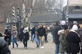 Od stycznia 2022 dla uczniów będzie bezpłatne studyjne zwiedzanie z przewodnikiem Muzeum Auschwitz-Birkenau. To doskonała lekcja historii