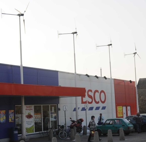 Tesco w Zdzieszowicach to sklep wyjątkowy na skalę Europy Środkowej. W energię zaopatrują go wiatraki i baterie słoneczne, a do spłukiwania toalet używana jest deszczówka.