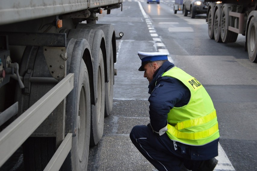 Radomscy policjanci kontrolowali ciężarówki. Posypały się mandaty   