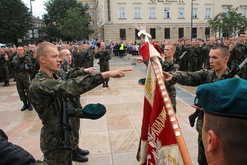 Obrona Terytorialna w woj. lubelskim. 2. Brygada złożyła ślubowanie na placu Litewskim (ZDJĘCIA)