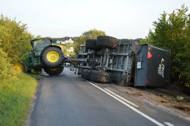 Wypadek ciągnika na trasie Bytów-Chojnice 