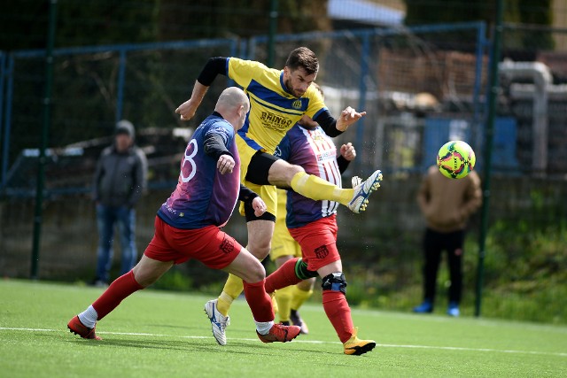 W grupie 5 krośnieńskiej klasy B doszło do spotkania Sparty Osobnica, a więc lidera z ostatnim w tabeli LKS-em Warzyce. Niespodzianki nie było i Sparta wygrała 3:0. Zobaczcie zdjęcia z tego meczu.