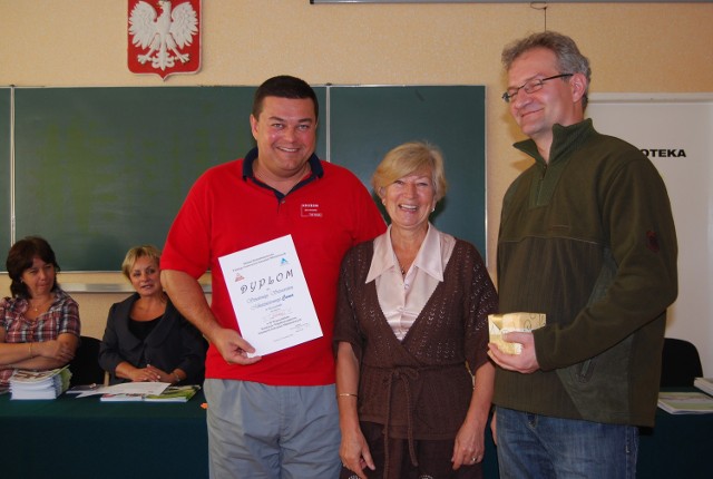 Laureat  Zbigniew Jakobsche (z lewej) odbiera nagrodę z rąk Marii Syrek oraz Jacka Kowalskiego z wydziału gospodarki komunalnej i ochrony środowiska w Urzędzie Miejskim w Szczecinie.