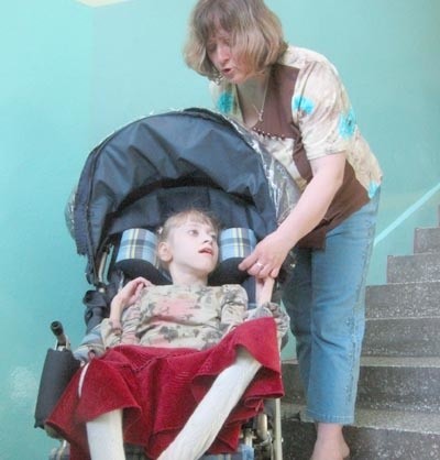 - Nie jest łatwo dźwigać wózek z córką po tych schodach - mówi pani Alicja