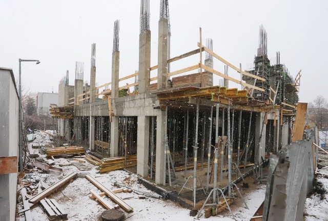 Mimo zimy trwają prace ba budowie bloku Bławatna Home na Plantach w Radomiu.