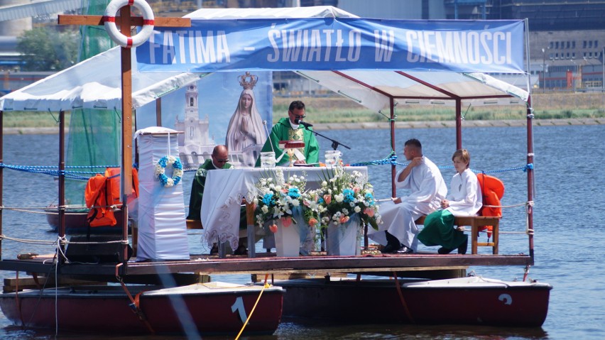 Setki wiernych wzięły udział we mszy na wodzie w Rybniku