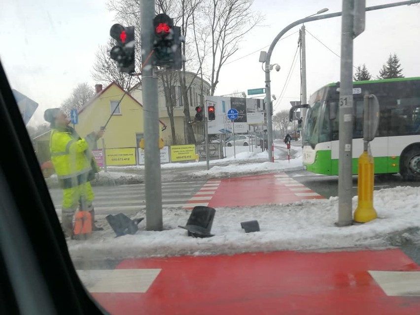 - Około godz. 12.40 samochód osobowy prawdopodobnie uderzył...