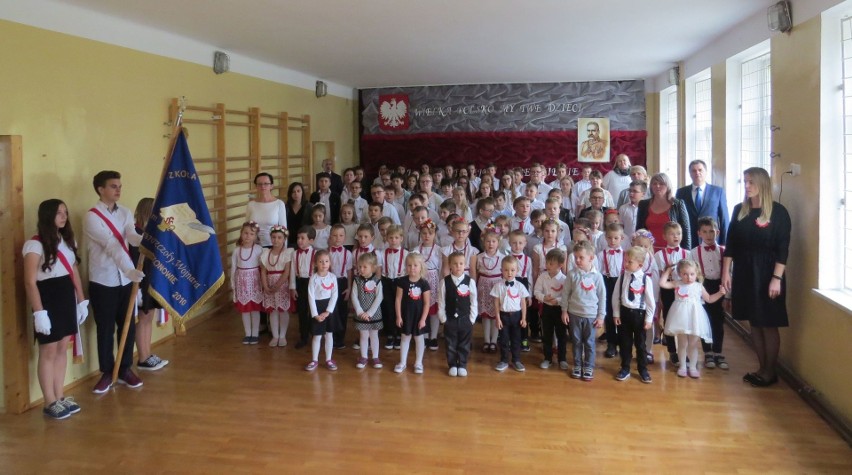 Akcja "Szkoła do hymnu". Śpiewali uczniowie i nauczyciele ze szkoły w Krzczonowie [ZDJĘCIA]