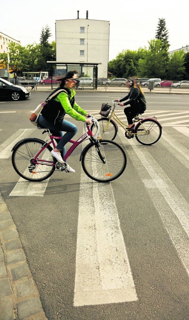 Ścieżka rowerowa namalowana jest po drugiej stronie Legnickiej. Ale wielu rowerzystów z niej nie korzysta, bo trudno się tam dostać