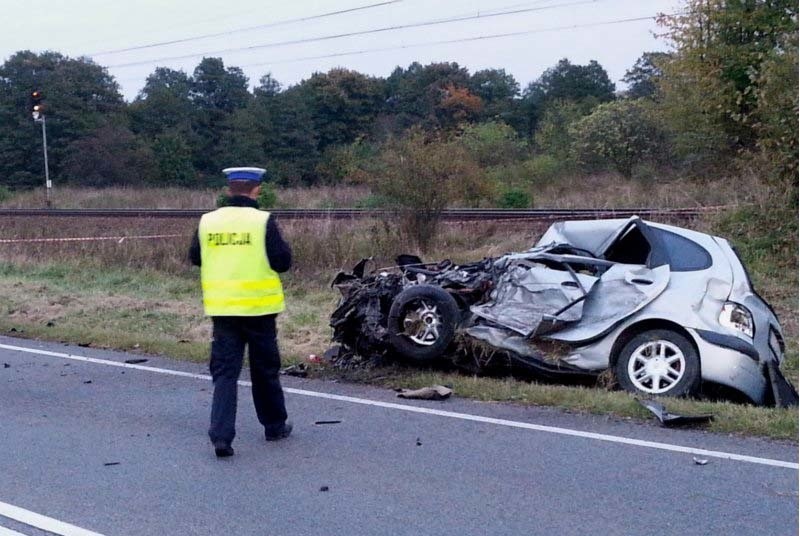 W wypadku zginęli obaj kierowcy. Policjanci, którzy ruszyli...