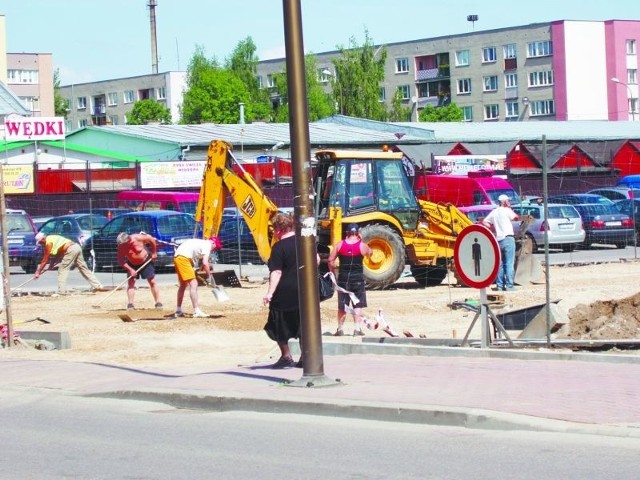 Od ponad miesiąca litewska firma przebudowuje przybazarowy parking. Zdaniem kupców, tempo prac jest zbyt wolne.