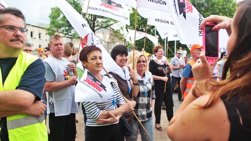 Pikieta pod Urzędem Miasta w Lędzinach