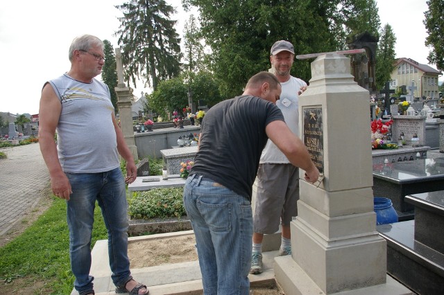 Jerzy Wojnarski (po lewej) właściciel firmy kamieniarskiej prowadzi renowację kolejnych już pomników.