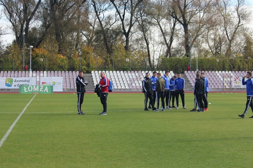 Piłkarze Broni na stadionie w Łomży