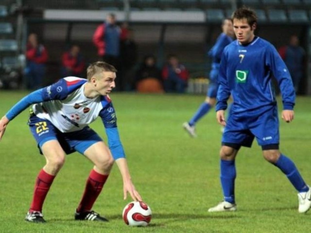 Jesienią obrońca Oderki Bartosz Brzozowski (z lewej) nie pozwolił strzelić gola napastnikowi Leśnicy Markowi Gładkowskiemu i mecz w Opolu zakończył się bezbramkowym remisem.