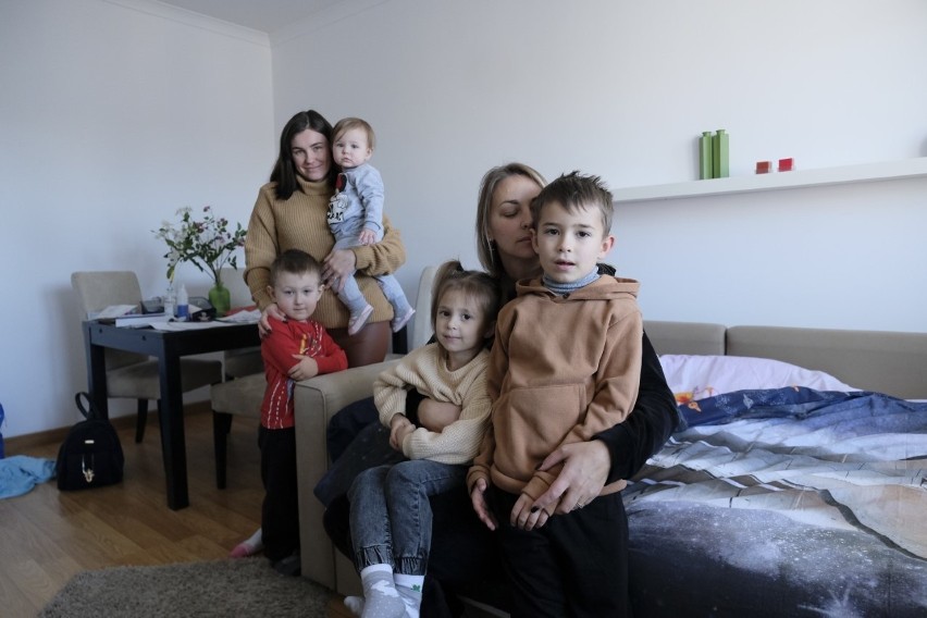 Toruń. Mamy z dziećmi z Ukrainy mają mieszkanie dzięki "Solidarności". Mężowie zostali walczyć