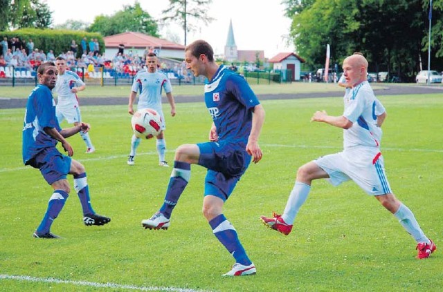 Piłkarze Drawy (niebieskie stroje) zakończyli sezon serią sześciu meczów bez porażki.