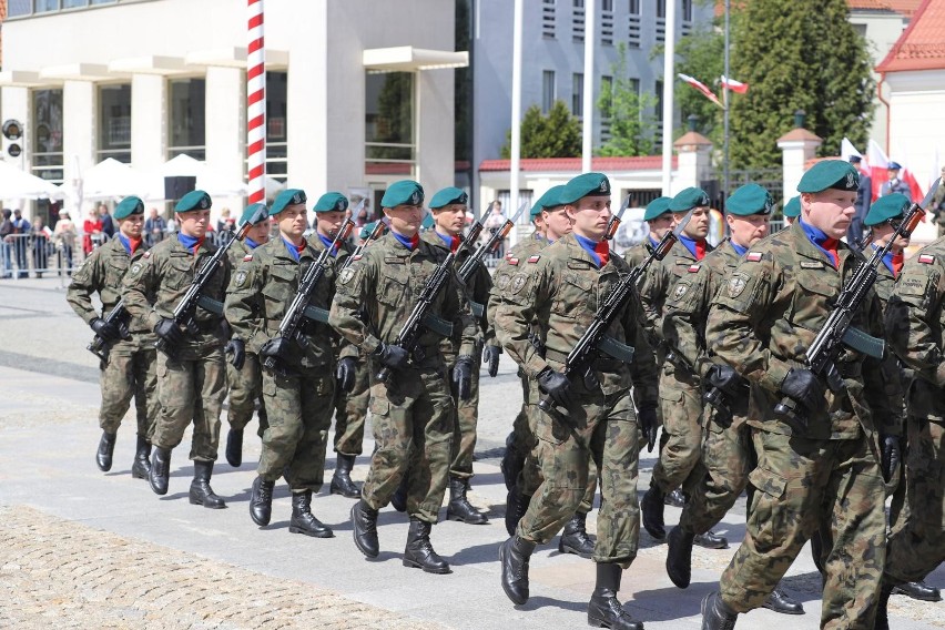 Były oficjalne przemówienia, kwiaty oraz pokazy sprzętu...