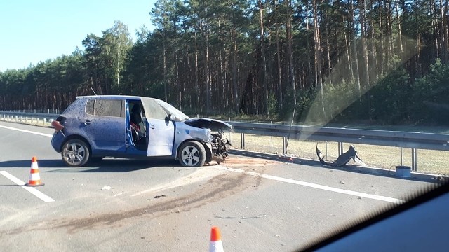 W niedzielę, 30 czerwca, kierowcy nie mają łatwej jazdy po lubuskim odcinku drogi S3. Najpierw między Sulechowem, a Świebodzinem zapalił się samochód osobowy, a około godziny 17 między Zieloną Górą, a Świebodzinem, doszło do groźnej kolizji.Na miejsce przyjechała policja i straż pożarna. O wypadku na S3 poinformowali nas Czytelnicy. Rozbita jest skoda fabia, która wcześniej uderzyła w bariery energochłonne. Prowadzącej ją kobiecie na szczęście nic się nie stało. Wydarzyło się to na pasie S3 w kierunku Zielonej Góry.W miejscu zdarzenie momentalnie zaczęły się tworzyć gigantyczne korki. Czytaj też: Jak dojechać z Lubuskiego nad morze? Gdzie tworzą się korki i jak je ominąć? Zobacz trasy alternatywne prowadzące nad BałtykZobacz też wideo: Uderzył w ekran, latarnię i koziołkował. Nie żyje jedna osoba