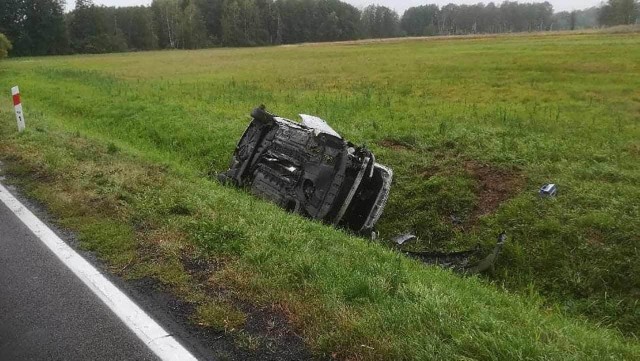 Do dachowania doszło w sobotę, 7 września, na drodze koło Nowogrodu Bobrzańskiego.