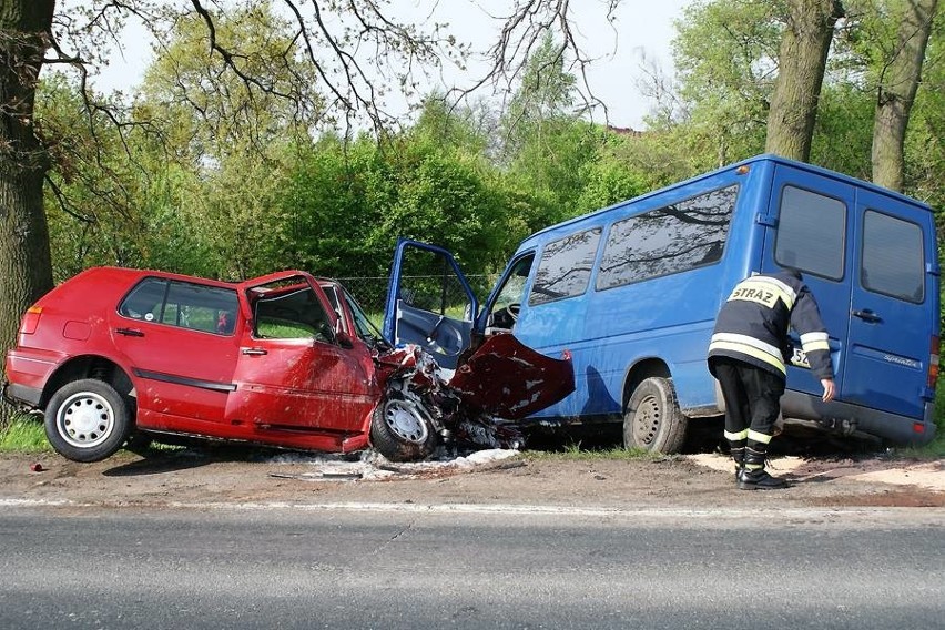 Czołowe zderzenie w Sławęcinku, 10 osób w szpitalu [zdjęcia]