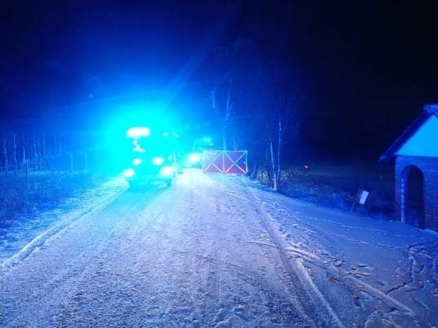 Śmiertelny wypadek na Pomorzu. Samochód uderzył w drzewo....