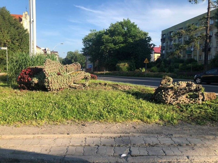 Dwa zielone słonie stojące w centrum Przeworska mają blisko...