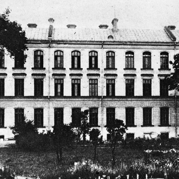 Reprodukcja zdjęcia autorstwa J. Wołyńskiego (wykonanego ok. 1936 roku) przedstawia Państwowe Seminarium Nauczycielskie.