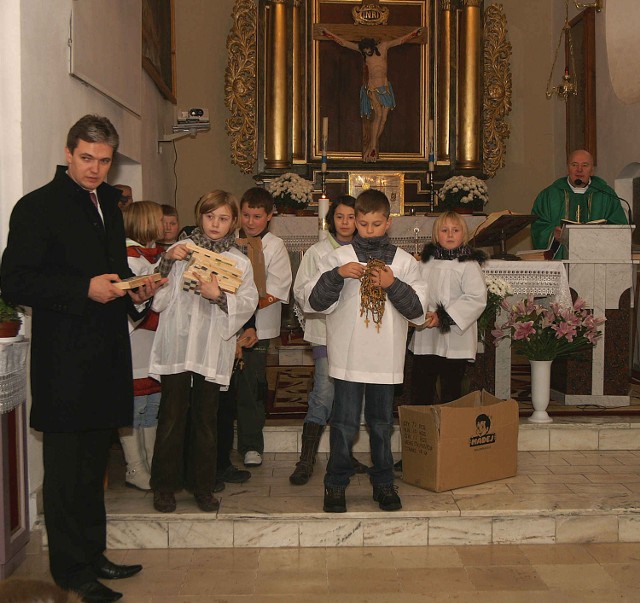 Marszałek Adam Jarubas rozdawał dzieciom w kościele szacho-warcaby i różańce przywiezione z Ziemi Świętej.