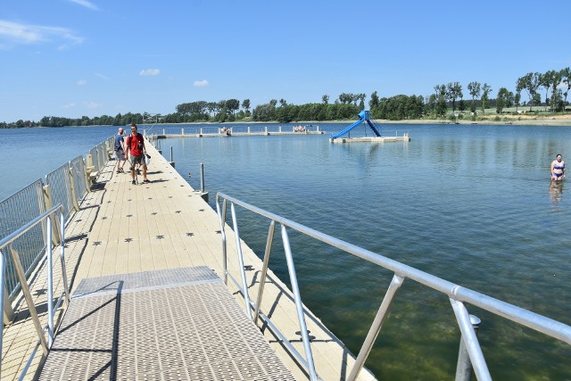 Nowego pomostu nie zbudowano na palach. To pomost „pływający”, który podnosić się będzie i opadać wraz z poziomem wody w jeziorze. Dzieci na pewno ucieszy zjeżdżalnia na wodzie