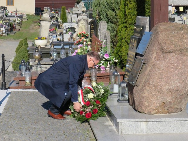 Starosta Sławomir Śmieciuch złożył kwiaty i zapalił znicze przy Krzyżu Katyńskim na cmentarzu parafialnym w Lipsku.